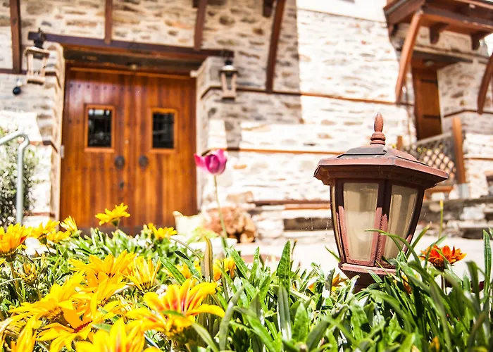 Viraggas Traditional Gasthuis 4*